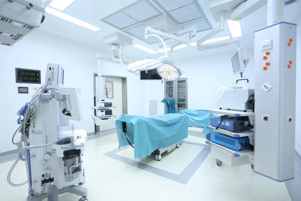 State-of-the-art operating theater at Kamol Cosmetic Hospital with world-class medical equipment.